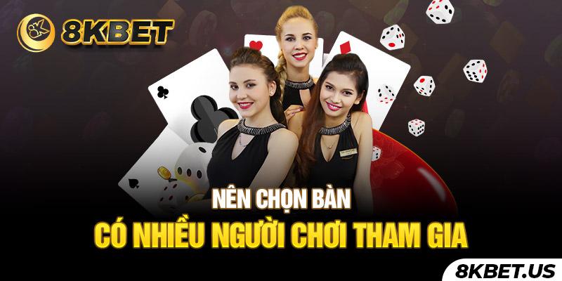 Nên chọn bàn có nhiều người chơi tham gia